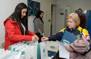 Делегации различных стран проходят аккредитацию на Кубок мира по прыжкам на батуте в Баку. Азербайджан, 3 март, 2016 